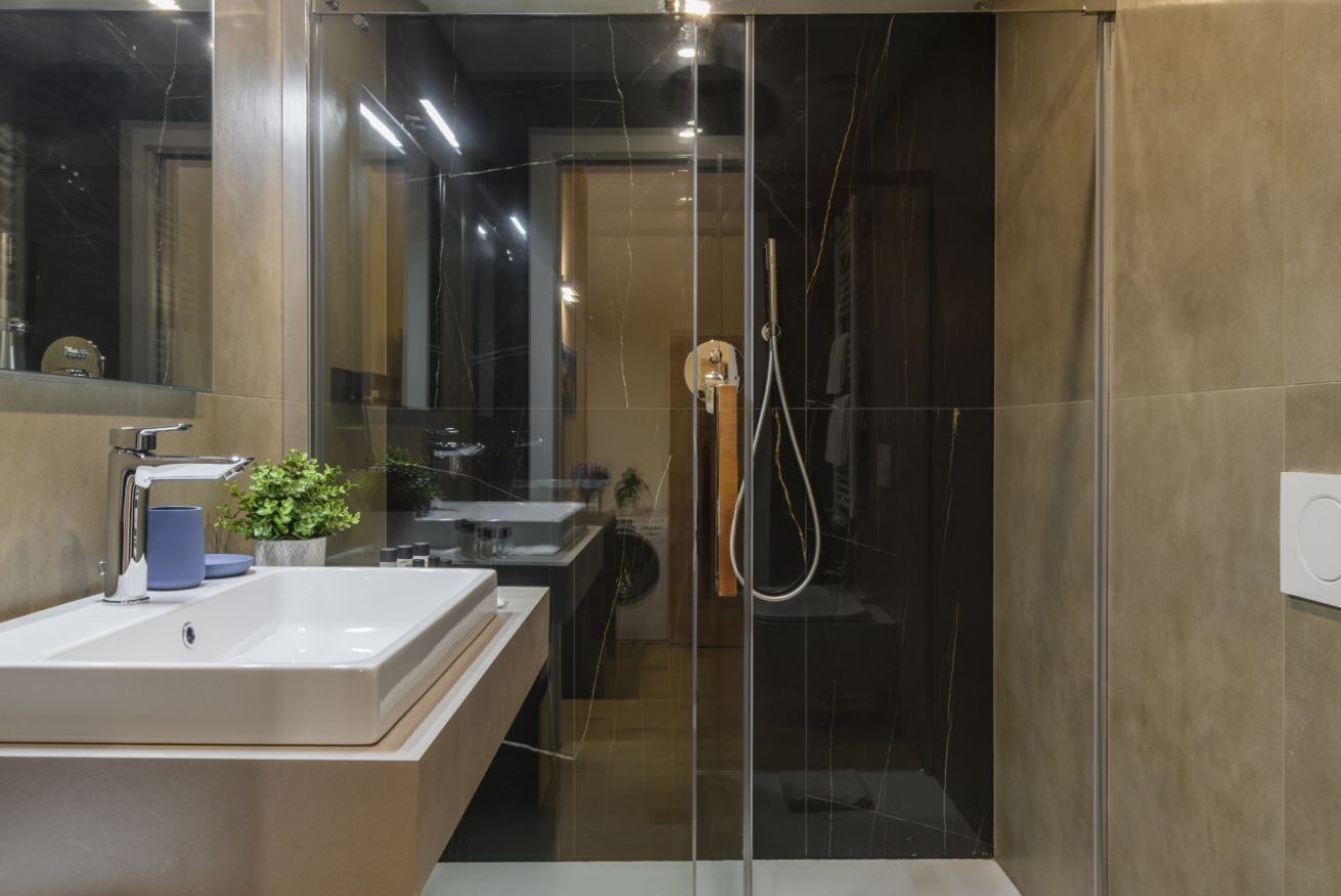 Shower, bidet, towels, shampoo