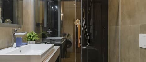 Douche, bidet, serviettes fournies, shampoing