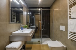 Bruser, bidet, håndklæder, Shampoo