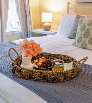 3 bedrooms, iron/ironing board, free WiFi, bed sheets - HOT TUB I Downtown Rockport w/parking I Sleeps 8 (Rockport)