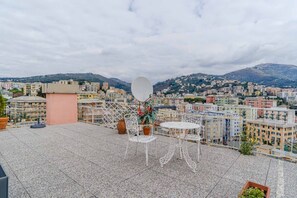 Outdoor dining - GuestHost - Spacious and welcoming 80 square meters apartment, perfect for four people, located on the fifth floor of a building with an elevator (NOT accessible to disabled guests).The property is located in the Sturla area, a residential neighborhood i (Genoa)