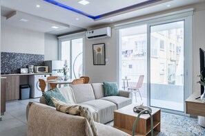 Apartment, 1 Katil Kelamin (Double) dengan Katil Sofa, Kitchenette, Sea View | Ruang tamu | TV Pintar, Netflix, perkhidmatan penstriman 