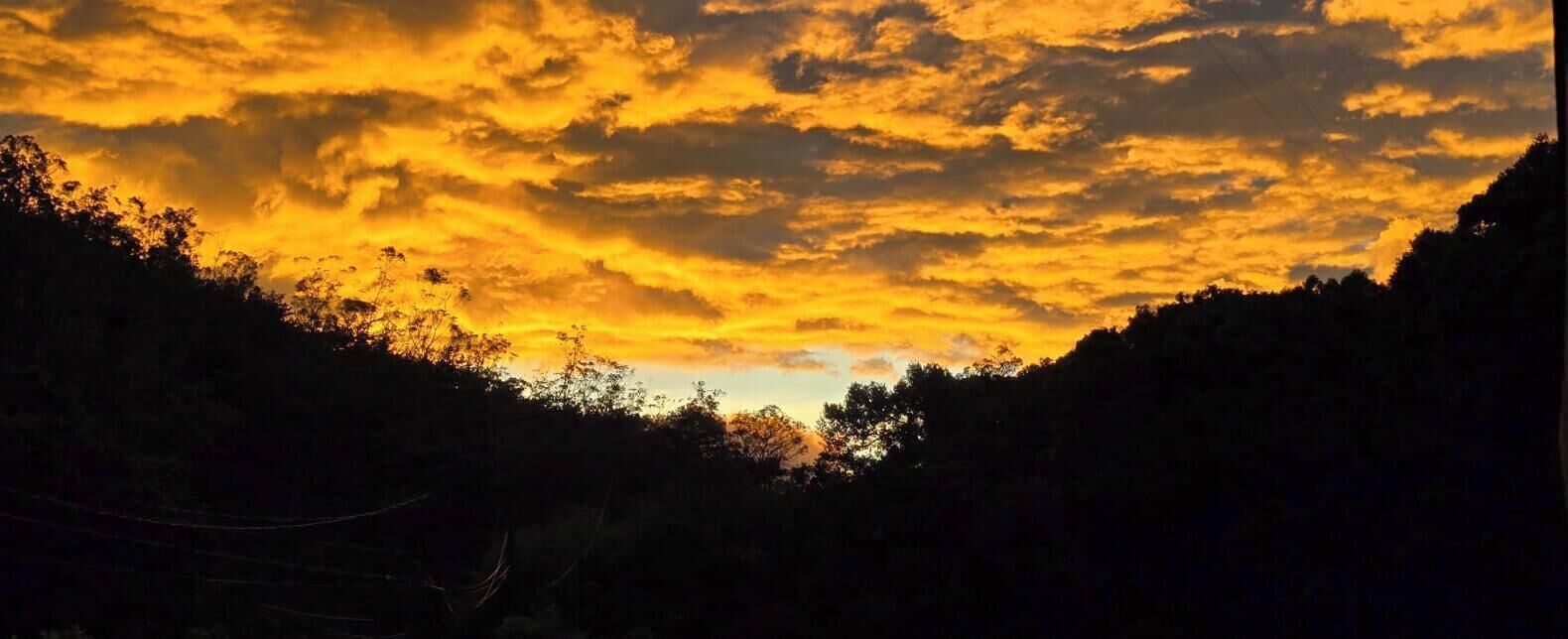 Ein Sonnenuntergang mit Wolken.