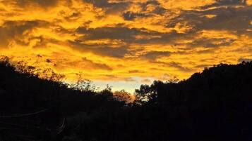 Ein Sonnenuntergang mit Wolken.