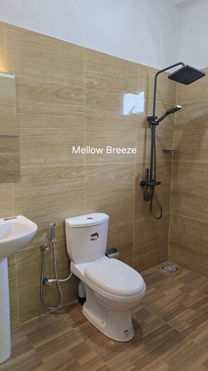 Shower, hair dryer, bidet, towels - Mellow Breeze - Serene 3-bedroom bungalow in charming Nuwara Eliya (Nuwara Eliya)