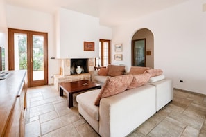 Living area - Villa Badessa by Rentbeat (Ostuni)