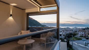 Luxury Apartment, 2 Bedrooms, Housekeeping, Bay View | Property grounds