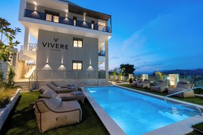 Outdoor pool, pool loungers, lifeguards on site - Vivere Suites (Nafplio)