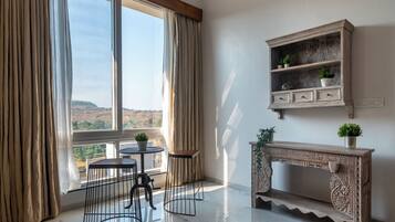 Deluxe Villa, Balcony, Pool View | Interior