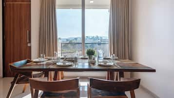 Vila Deluks, balkon, pemandangan kolam renang | Tempat makan