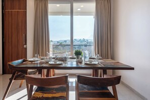 Villa Deluxe, balcón, vistas a la piscina | Restauración