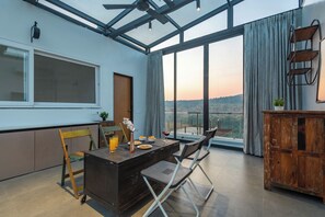 Deluxe Villa, Balcony, Pool View | Interior