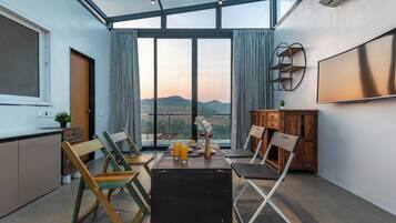 Deluxe-Villa, Balkon, Poolblick | Innenbereich