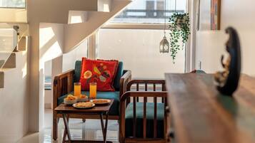 Deluxe villa, balkon, uitzicht op zwembad | Interieur