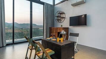 华丽别墅, 阳台, 泳池景观 | 用餐