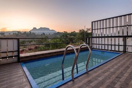 Außenpool. ELIVAAS 3BHK White House Villa with View