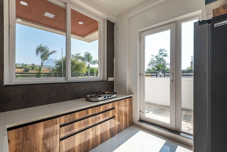Innenbereich. ELIVAAS 3BHK White House Villa with View