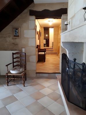 Interior - Gîte L'authentic: Holiday Home with Shared Terrace, Wi-Fi, and Air Conditioning (Puisseguin)