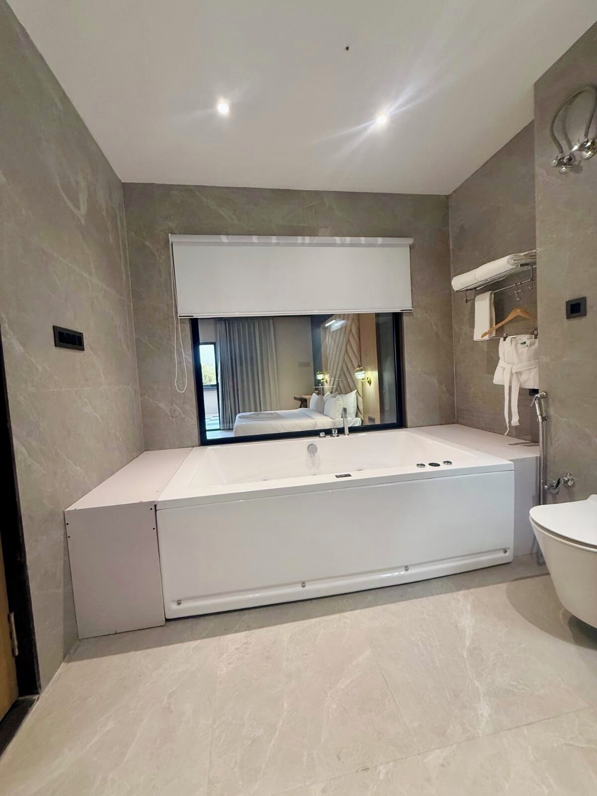 Une salle de bain moderne dotée d’une grande baignoire, d’une douche séparée et de toilettes.