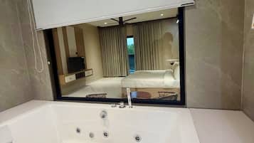 Junior Suite, Jetted Tub | Desk, laptop workspace, free WiFi