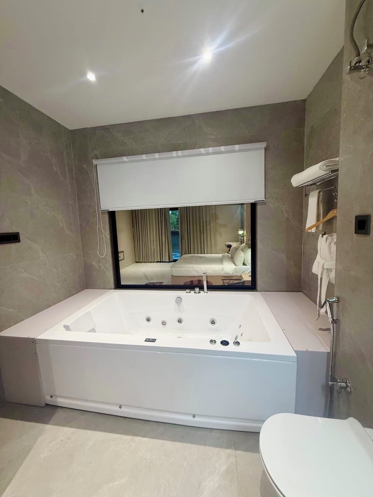 Suite Junior, idromassaggio | Bagno | Combinazione doccia/vasca, vasca idromassaggio, asciugamani, sapone