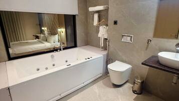 Bañera con ducha, bañera de hidromasaje, toallas, jabón