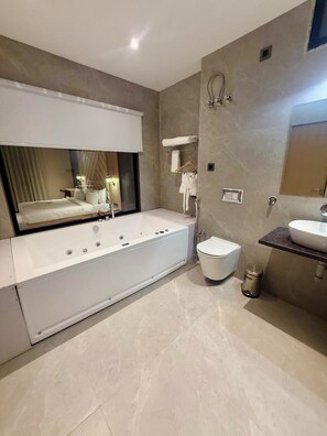 Junior Suite, Jetted Tub | Bathroom | Combined shower/bathtub, jetted bath, towels, soap - Riviera Hotel & Resort (Maheshwar)