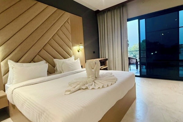 Junior Suite, Bathtub | Desk, laptop workspace, WiFi (free)