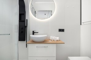 Dusche, Haartrockner, Handtücher, Shampoo