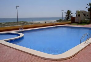 Pool - Holiday Home 'Playa Príncipe Beach La Manga' with Sea View, Wi-Fi and Air Conditioning (La Manga)