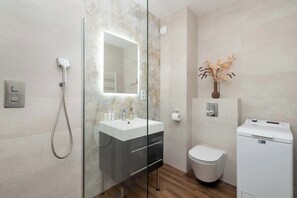 Dusche, Haartrockner, Handtücher, Shampoo