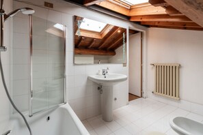 Shower, bidet, towels, shampoo - Cozy penthouse in the heart of via Mazzini (Verona)
