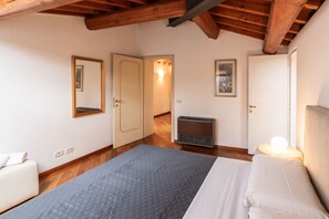 3 bedrooms, iron/ironing board - Cozy penthouse in the heart of via Mazzini (Verona)