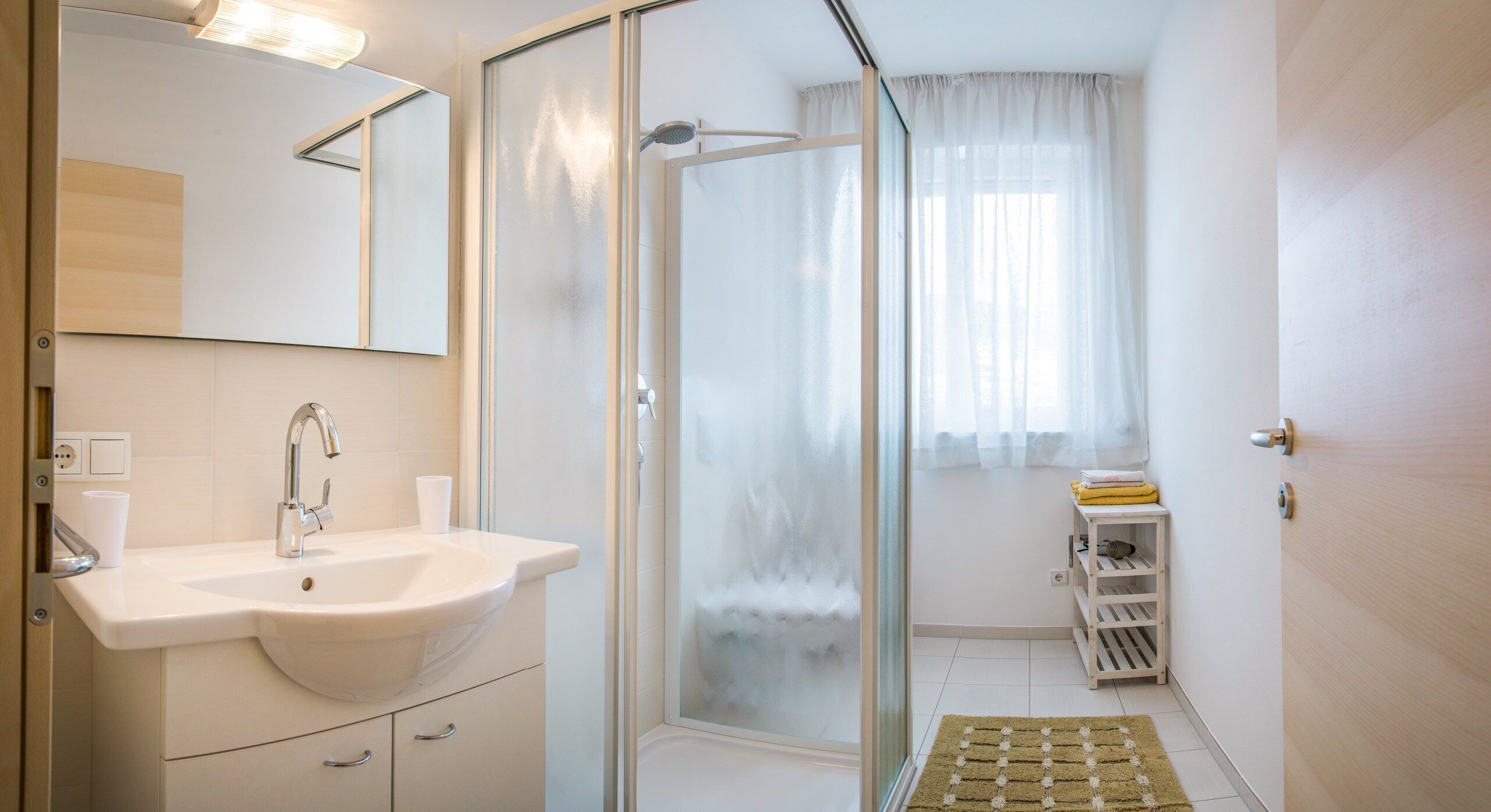 Een douche, een haardroger, een bidet, handdoeken