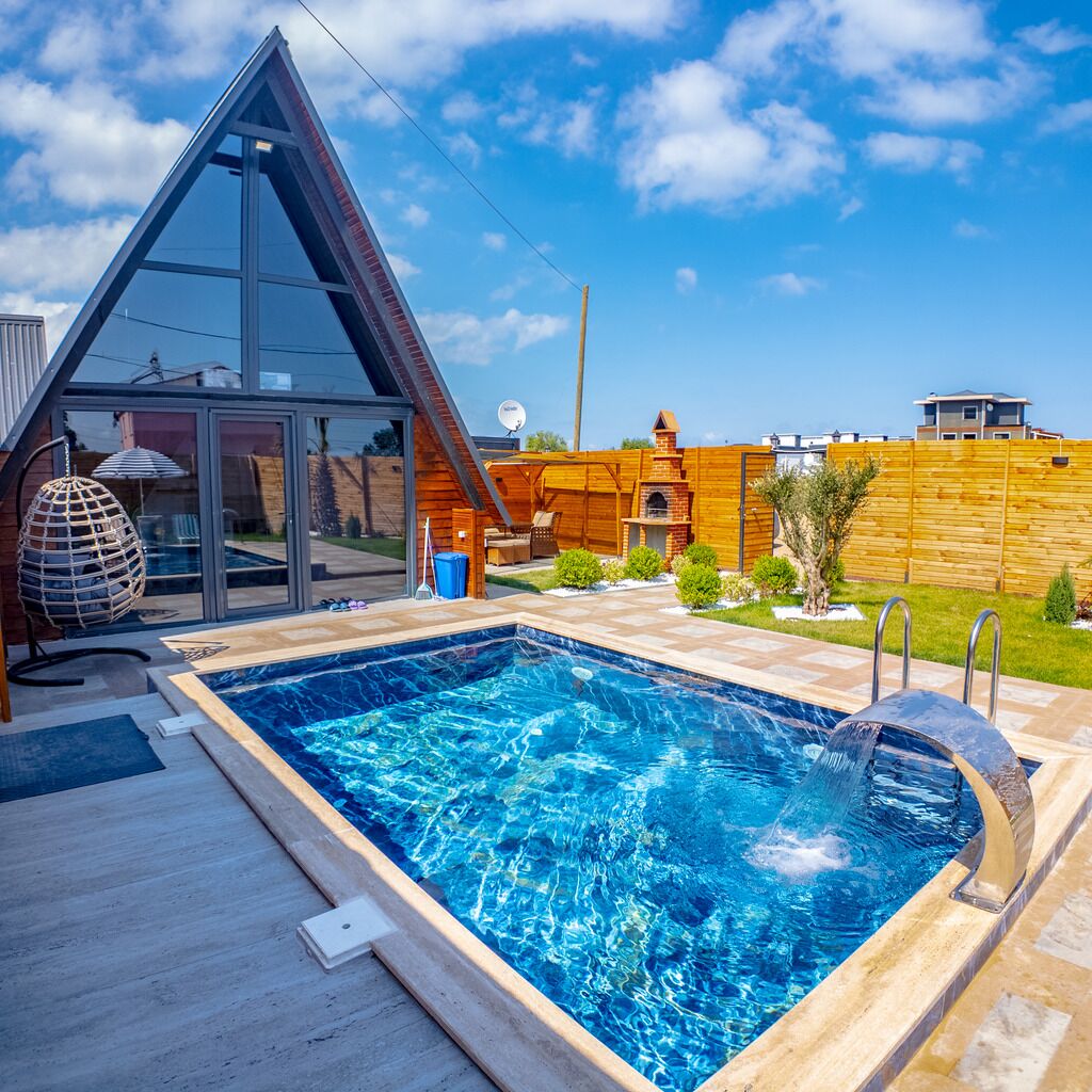 Deluxe Bungalow | Pool