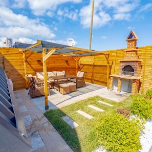 Deluxe Bungalow | Outdoor dining