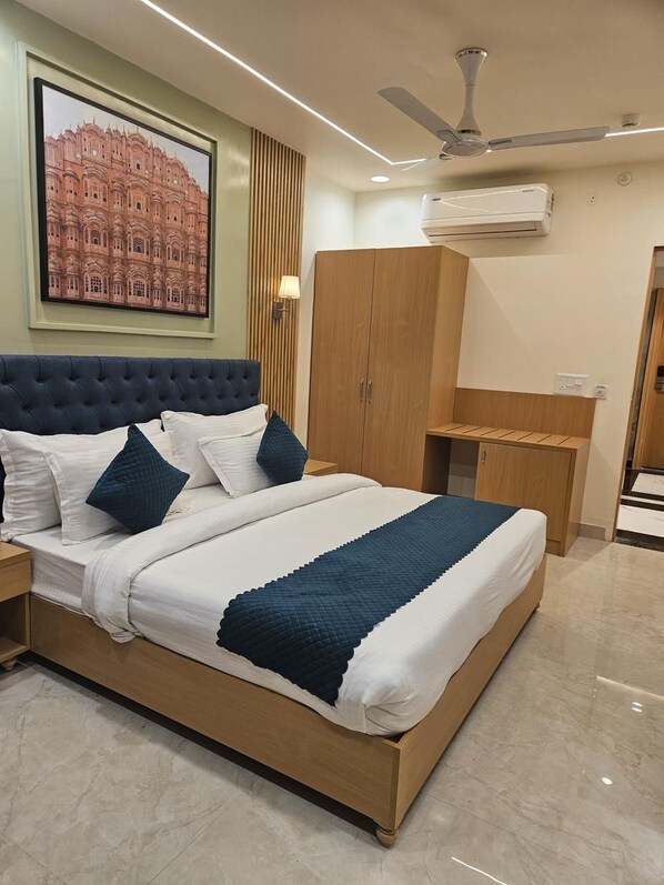 Un dormitorio moderno con cama, armario, escritorio y aire acondicionado.