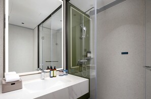 Comfort Double Room, Housekeeping, Courtyard View | Bathroom - Fragrant Hill Empark Hotel (Beijing)