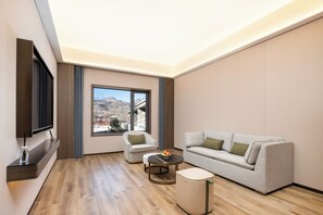 Deluxe Suite, Courtyard View | Living area - Fragrant Hill Empark Hotel (Beijing)