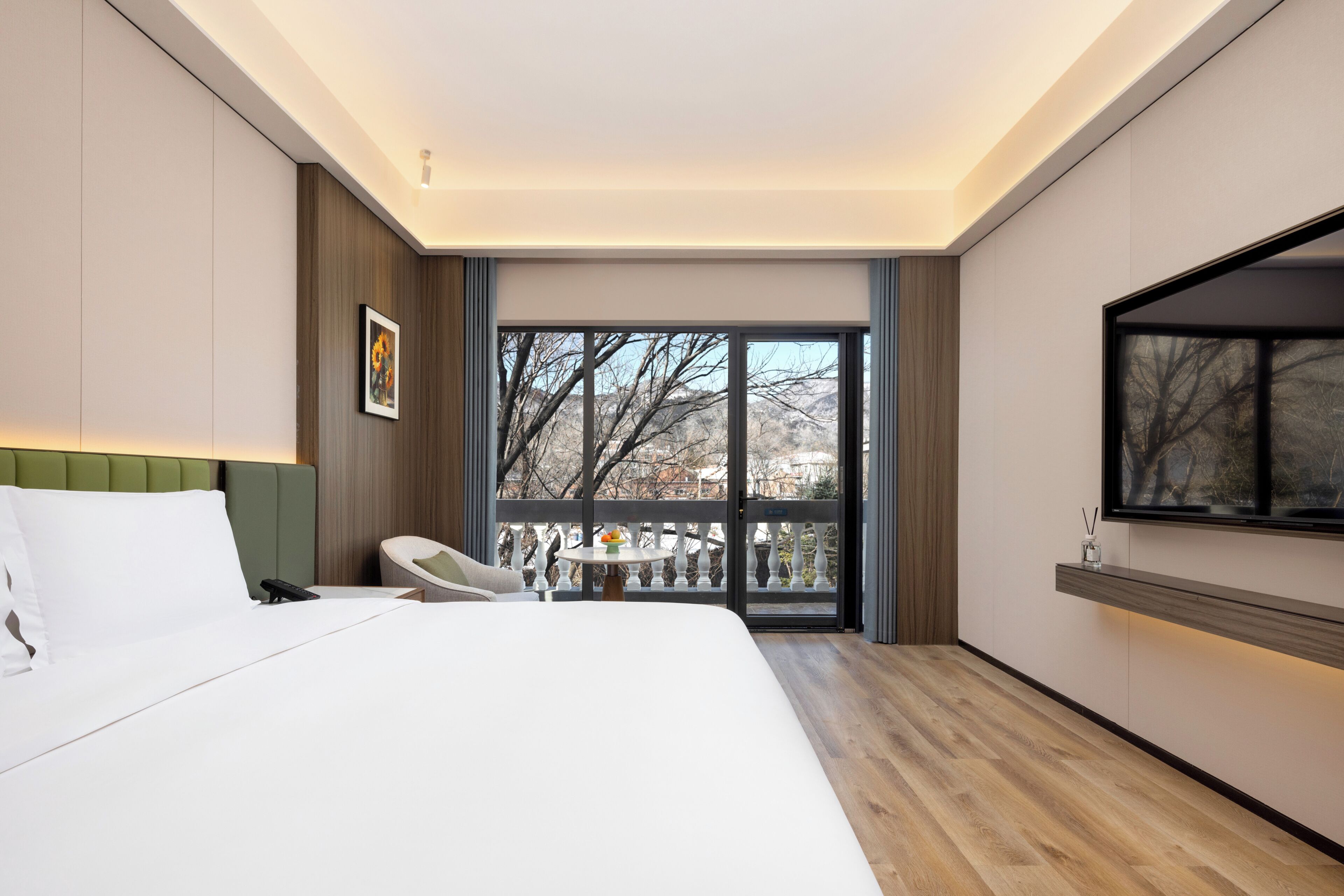Superior King bed Suite | Blackout curtains, soundproofing, iron/ironing board (on request)