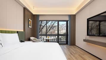 Superior King bed Suite | Blackout curtains, soundproofing, iron/ironing board (on request)