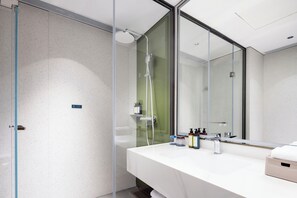 Suite Deluxe, vue cour intérieure | Salle de bain