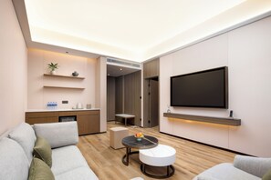 Deluxe Suite, Courtyard View | Living area - Fragrant Hill Empark Hotel (Beijing)