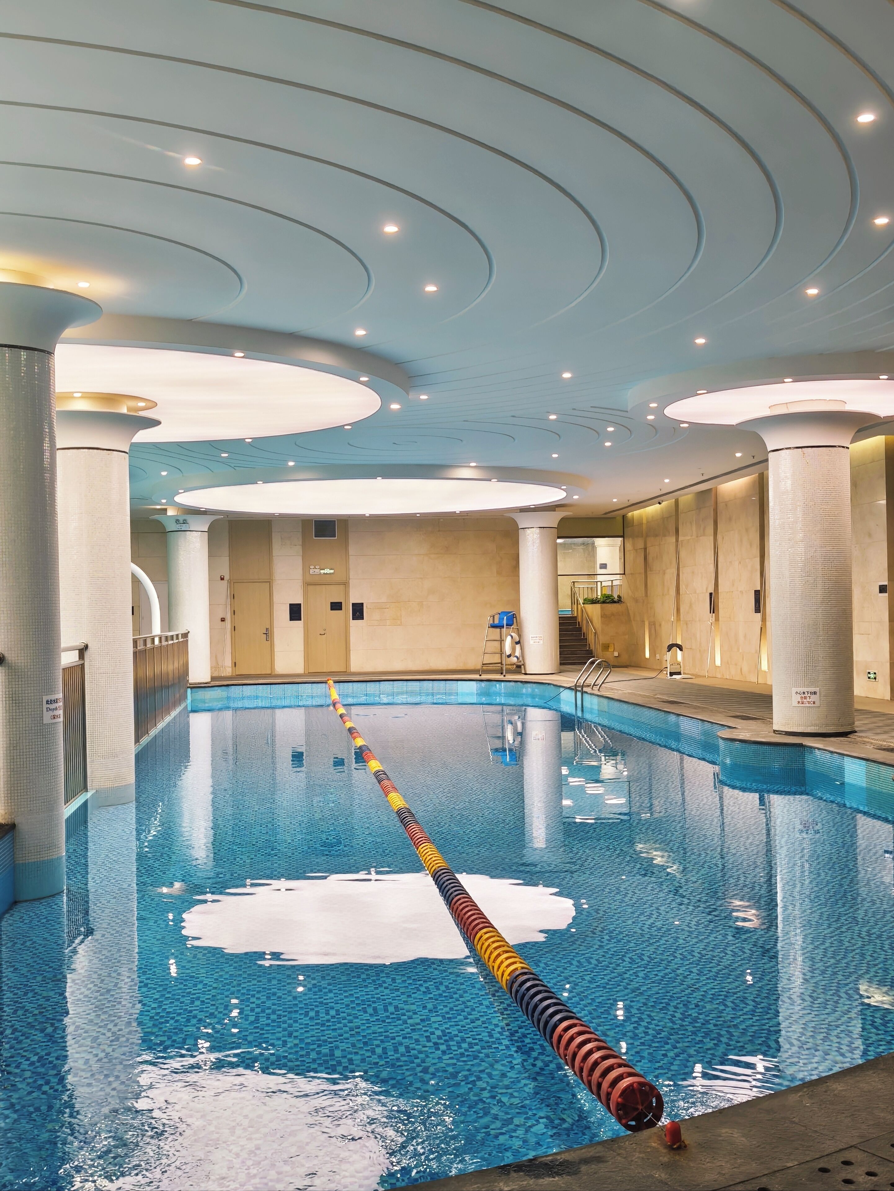 Piscina interna, funciona das 9h às 21h, salva-vidas no local