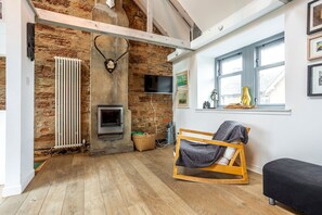 TV, fireplace, DVD player - Creewood | Elie | 2 Bedroom Cottage (Elie)