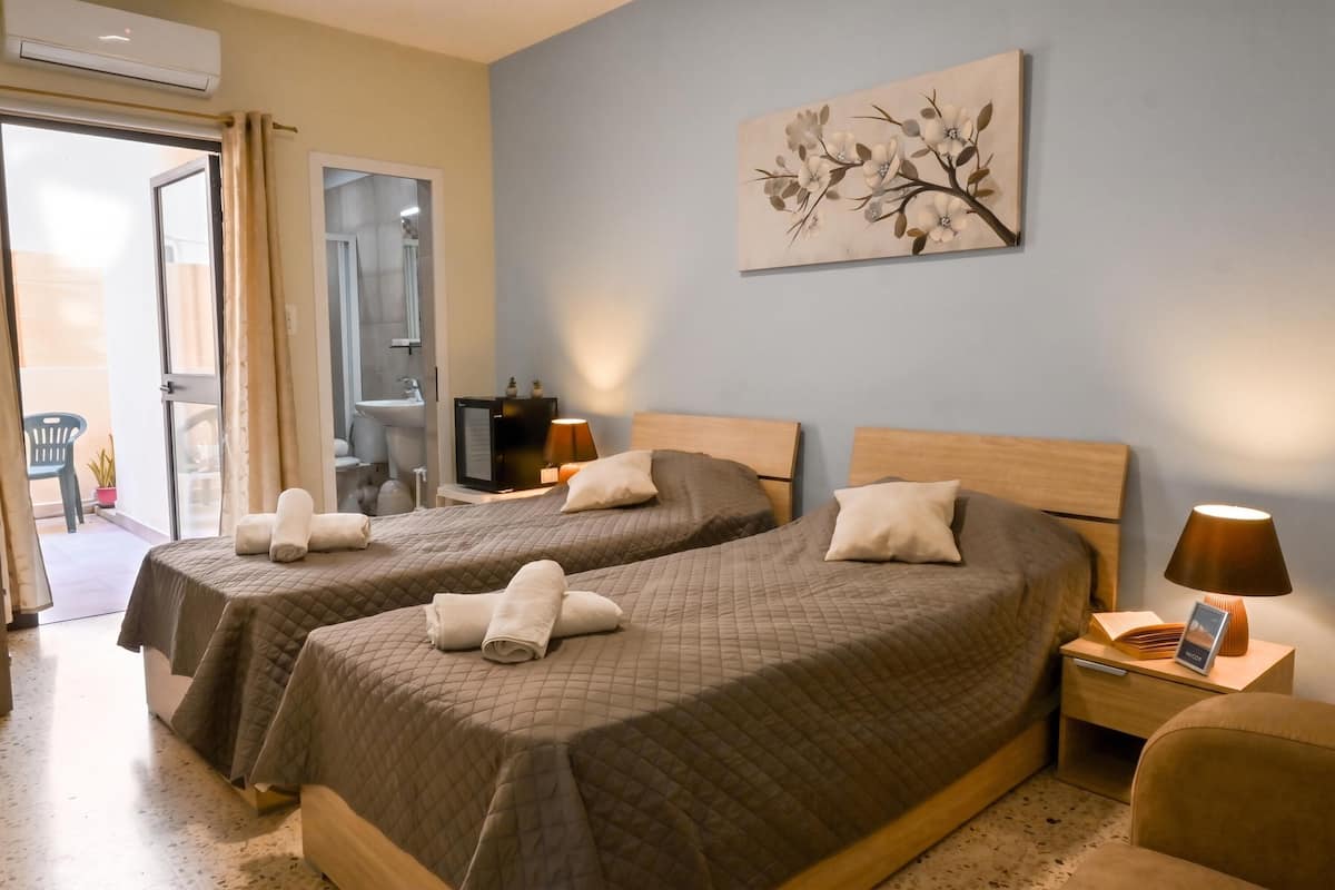Phòng Tiêu chuẩn, 1 phòng ngủ, ban công, đối diện biển (Sunny Ensuite by the Sea - A4) | 1 phòng ngủ, truy cập Internet không dây
