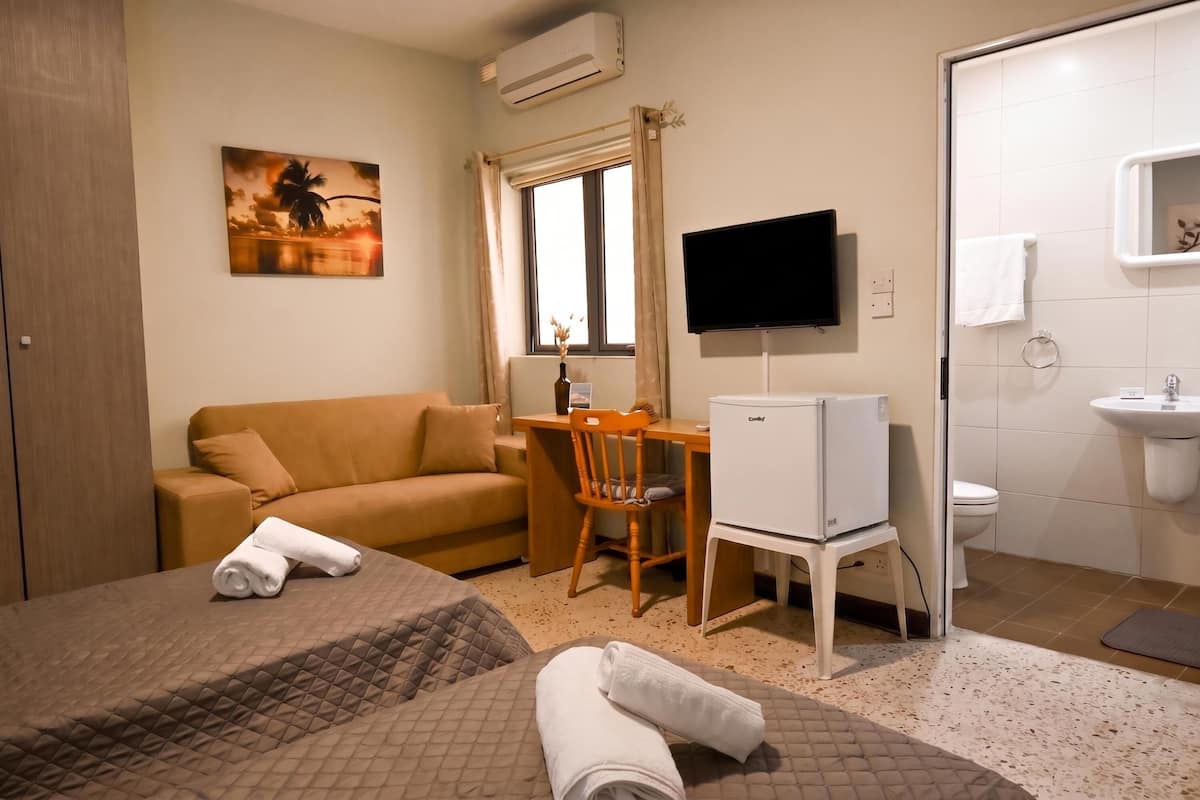 Phòng Tiêu chuẩn, 1 phòng ngủ, lò vi sóng, đối diện biển (Sunny Ensuite by the Sea - A3) | 1 phòng ngủ, truy cập Internet không dây