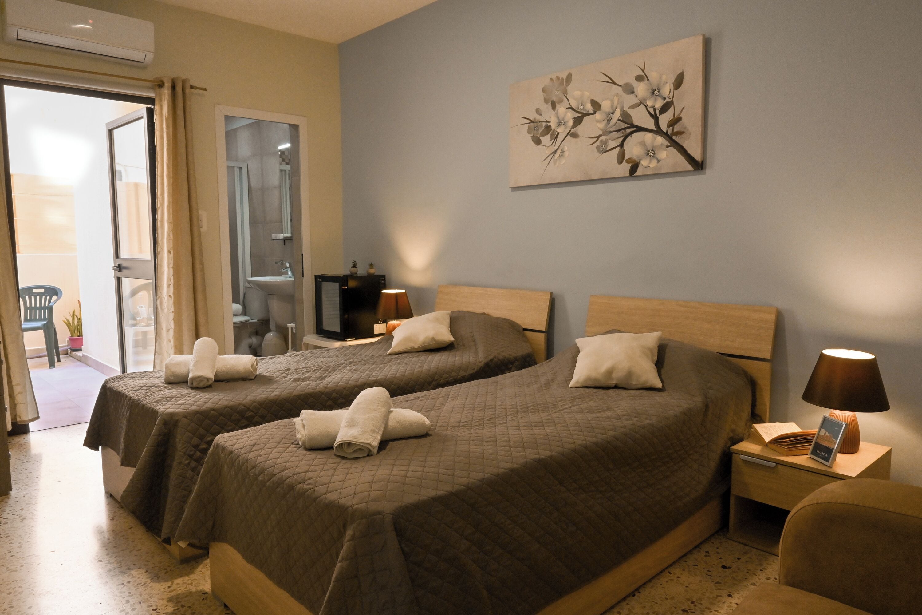 Phòng Tiêu chuẩn, nhiều phòng ngủ, đối diện biển (Sunny Ensuite by the Sea - A4) | 1 phòng ngủ, truy cập Internet không dây miễn phí, bộ trải giường 