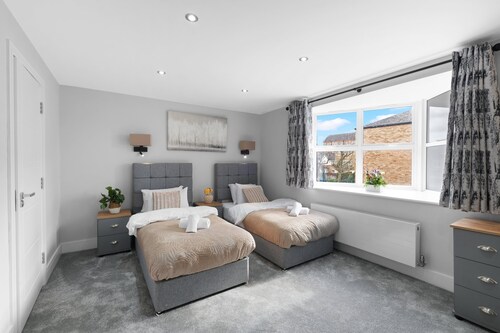 4BDR 3.5BA Family Home with Garden in Isleworth