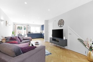 TV - 4BDR 3.5BA Family Home with Garden in Isleworth (Isleworth)
